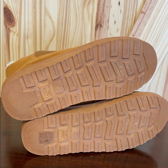 Fuzzy booties - Picture 6 of 7